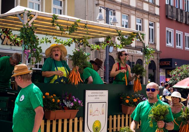 So erschrocken sieht eine Kleingärtnerin aus, die gerade die Fotografin mit einer Karotte beworfen hat - war aber gut gemeint, ich weiß das doch | Foto: Cornelia Bauer