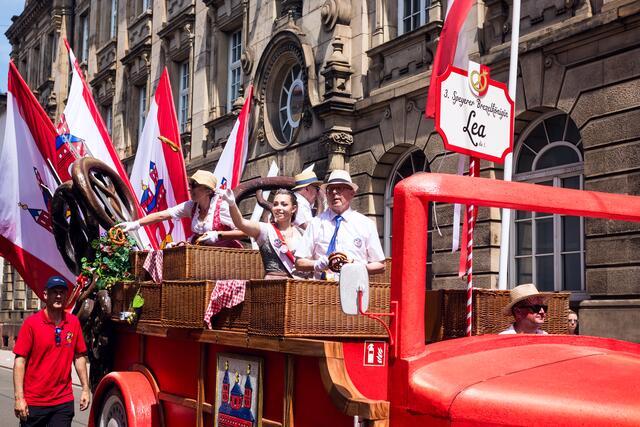 Die frisch gebackene Brezelkönigin Lea mit Oberbürgermeisterin Stefanie Seiler und Verkehrsverein-Geschäftsführer Claus Rehberger | Foto: Cornelia Bauer