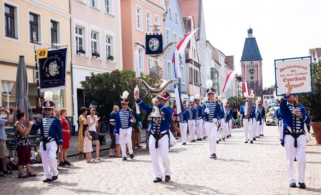 Trotz großer Hitze: Tausende Menschen feiern in Speyer Brezelfestumzug | Foto: Cornelia Bauer