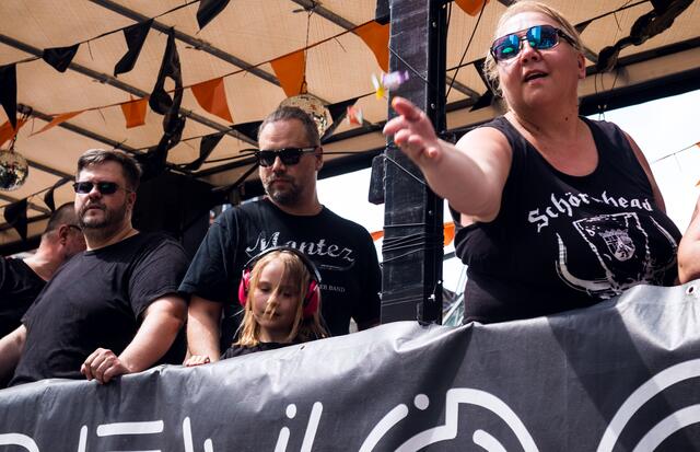 Trotz großer Hitze: Tausende Menschen feiern in Speyer Brezelfestumzug | Foto: Cornelia Bauer