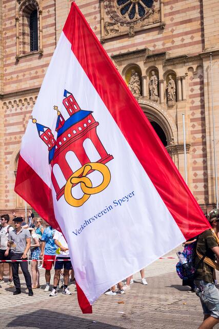 Trotz großer Hitze: Tausende Menschen feiern in Speyer Brezelfestumzug | Foto: Cornelia Bauer