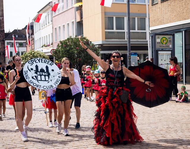 Trotz großer Hitze: Tausende Menschen feiern in Speyer Brezelfestumzug | Foto: Cornelia Bauer