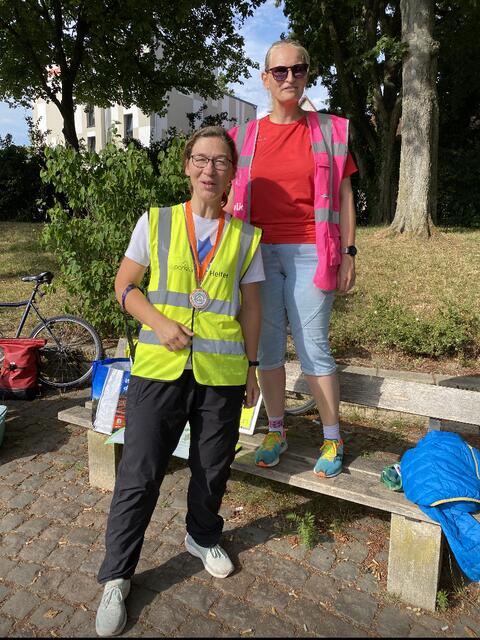Jutta bekommt für ihren 10. Helfereinsatz eine Medaille. | Foto: Speyer Leinpfad parkrun