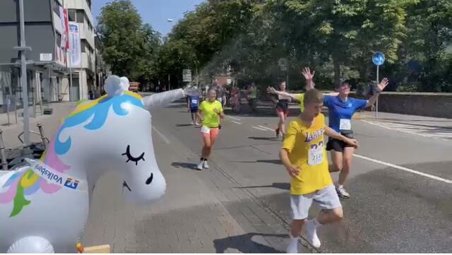 Unsere Einhorn-Dusche beim Brezelfestlauf 2023 | Foto: Speyer Leinpfad parkrun