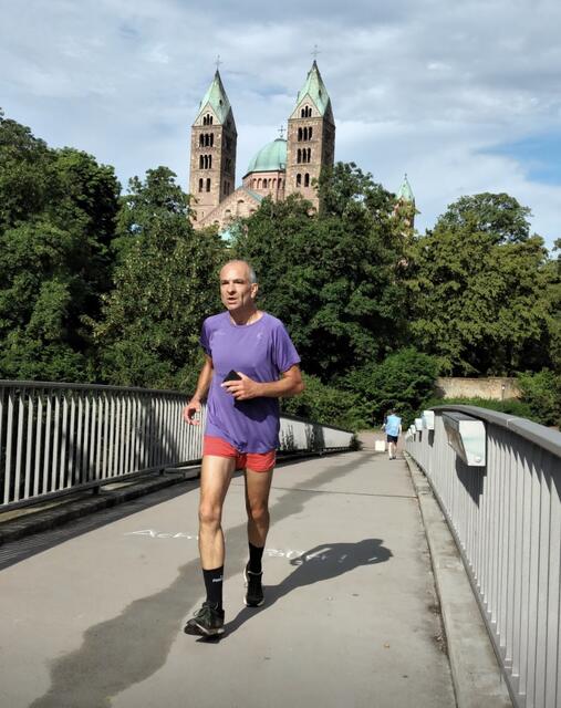 Stammläufer auf der bridge of doom. | Foto: Speyer Leinpfad parkrun