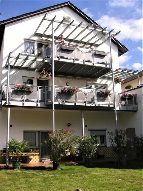 Bei SN Stahlbalkone werden auch Terrassenüberdachungen und Balkonüberdachungen gefertigt, die als Sonnenschutz oder Regenschutz beliebt sind. Sie werden nach den individuellen Wünschen der Kunden mit Glas, Aluminiumeinsätzen oder mit Markisen ausgestattet. SN Stahlbalkone stellt alle Produkte aus dem Material Stahl her. | Foto: SN Stahlbalkone