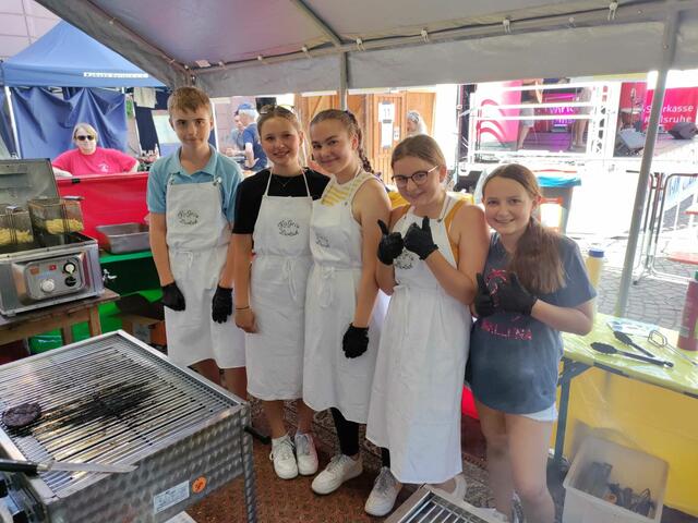 Es wird fleißig gegrillt - auch die Jüngeren helfen mit! | Foto: Karnevalsgesellschaft 1904 Durlach e.V.