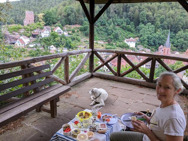 Nicht zuletzt wegen seiner sagenhafte Aussicht auf Elmstein einer der schönsten Picknickplätze der Pfalz: Der Rehfelsen | Foto: Markus Pacher