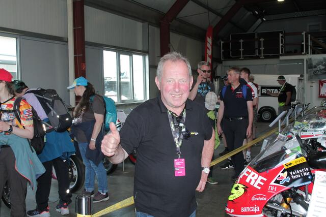 Rainer Pommer organisierte beim Sachsenring-GP eine tolle Rennmaschinenausstellung | Foto: Michael Sonnick