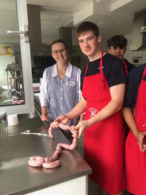 Selbst Wurst machen dürfen unter Hilfestellung der Metzgerei Jenzer aus Lohnsfeld | Foto: ASRplus Winnweiler