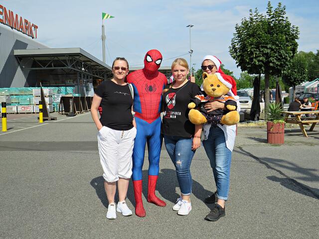 Spidermann mit Frau und Fans | Foto: Brigitte Melder