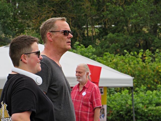 Jörg Alles lauscht begeistert | Foto: Brigitte Melder