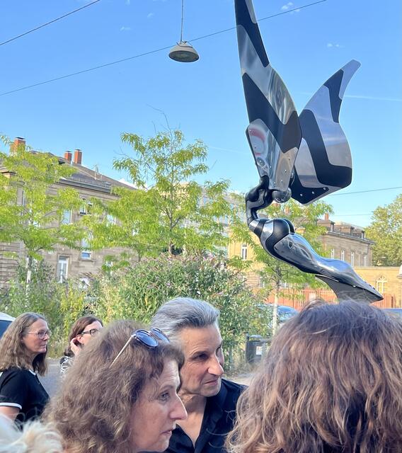 Am Ateliereingang. Skulptur mit dem Titel -Zuneigung-von Peter Brauchle.  | Foto: Zenhom Haggag