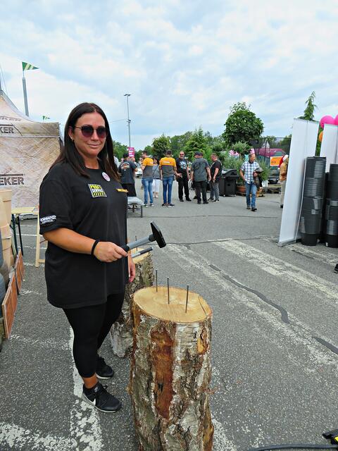 Frau Zerm beim Nägel einschlagen | Foto: Brigitte Melder