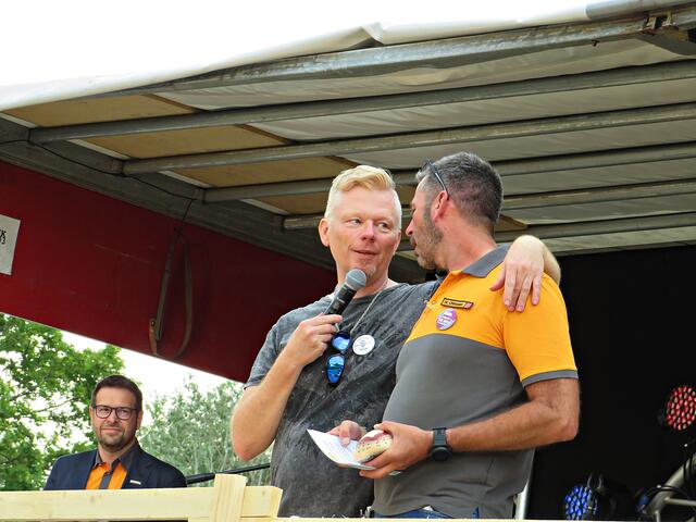Geschenkübergabe verbunden in Freundschaft | Foto: Brigitte Melder
