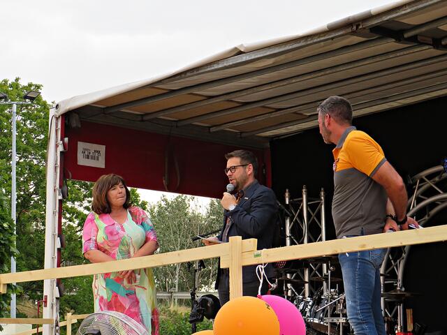 Pressesprecher bedankt sich bei der Oberbürgermeisterin | Foto: Brigitte Melder