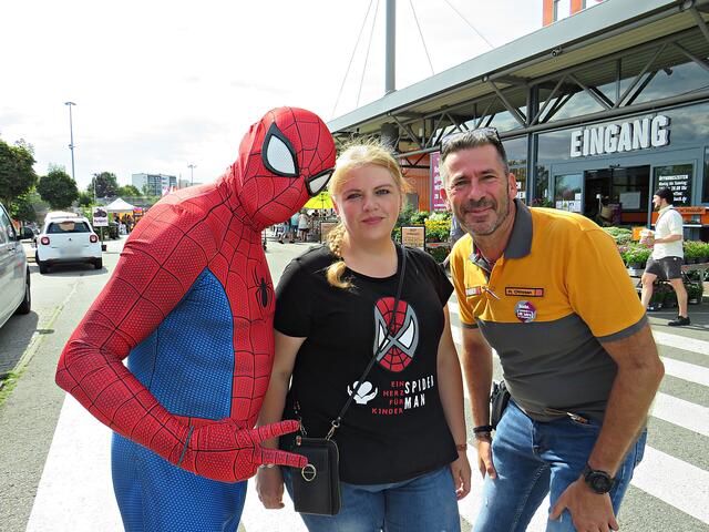 Spiderman mit Frau und Organisator und Marktleiter Heiko Ottosen | Foto: Brigitte Melder
