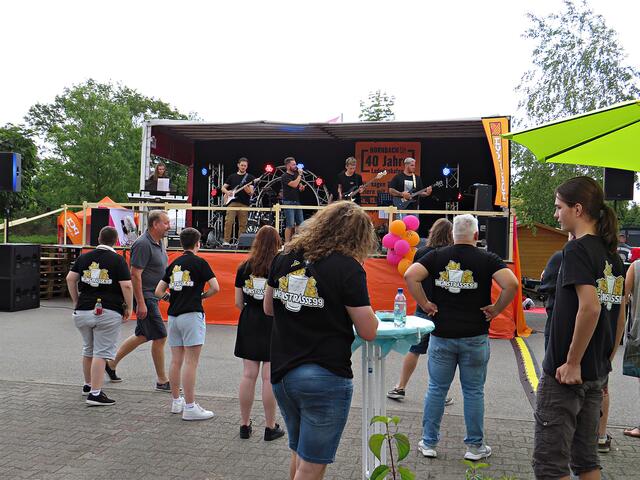 An den T-Shirts soll man sie erkennen, alles Bandmitglieder | Foto: Brigitte Melder