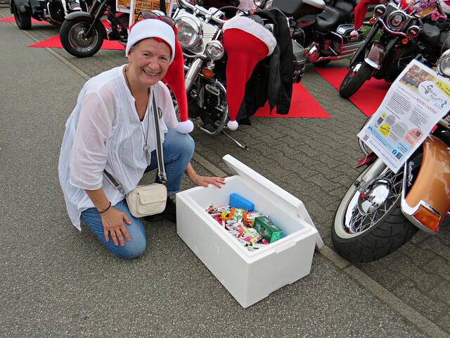 Überraschungsbox voll mit Süßigkeiten | Foto: Brigitte Melder