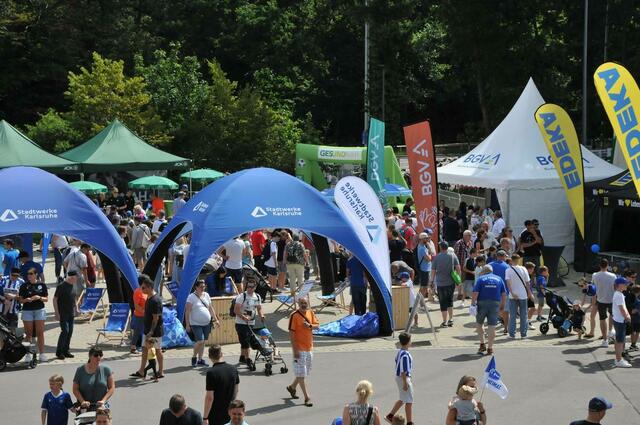 Auch KSC-Partner präsentierten sich  | Foto: Anderer/ka-abseits