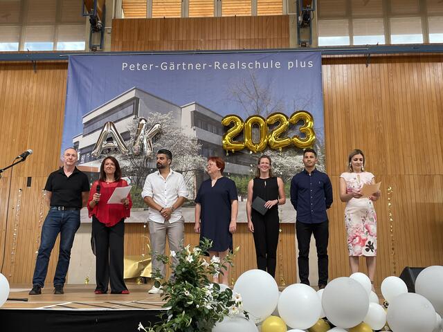Die Lehrkräfte der Abschlussklassen v.l.n.r.: Thomas Hasenöhrl, Magda Hellstern, Halil Köhse, Stefanie Czeczor-Bauer, Christina Fuchs-Risch, Hichem Gherbi, Svitlana Weisenburger. | Foto: Weiler