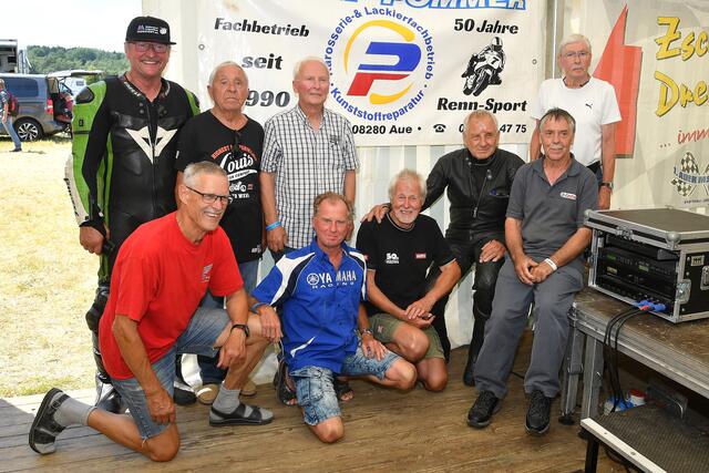 Gruppenfoto der Rennfahrer in Zschorlau mit Wolfram Trabitzsch (dritter von rechts) | Foto: Thorsten Horn