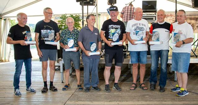 Gruppenfoto der Rennfahrer in Zschorlau mit Wolfram Trabitzsch (zweiter von rechts) | Foto: Marcel Uhlmann