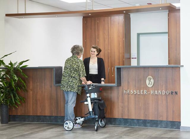 Wohnen für Seniorinnen und Senioren: In der Wohnform leben die älteren Menschen alleine und werden auf Wunsch ambulant gepflegt. An der Rezeption treffen sie auf offene Ohren, wenn sie Unterstützung benötigen. | Foto: Kessler-Handorn