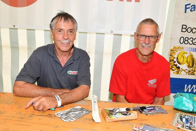 Die Schweizer Hans Müller und Rolf Blatter (rechts) gaben viele Autogramme | Foto: Thorsten Horn