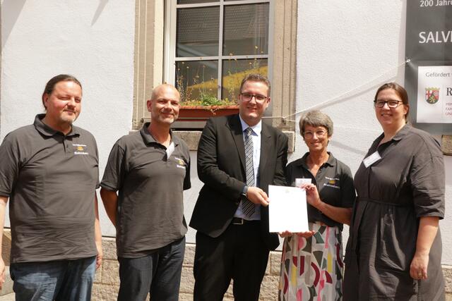 Übergabe der Urkunde an das Museumsteam | Foto: Heike Schwitalla