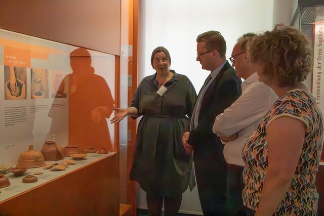 Die Ehrengäste bekommen eine persönliche Führung mit der Museumsleitung | Foto: Heike Schwitalla