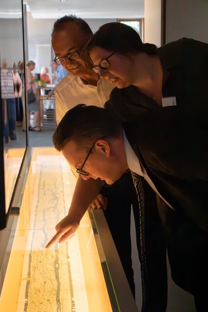 Die Ehrengäste bekommen eine persönliche Führung mit der Museumsleitung | Foto: Heike Schwitalla