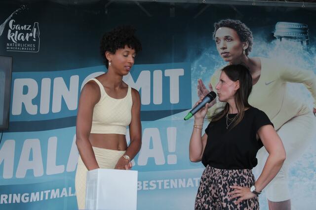 Malaika Mihambo zieht den Hauptpreis vom Gewinnspiel | Foto: Michael Sonnick