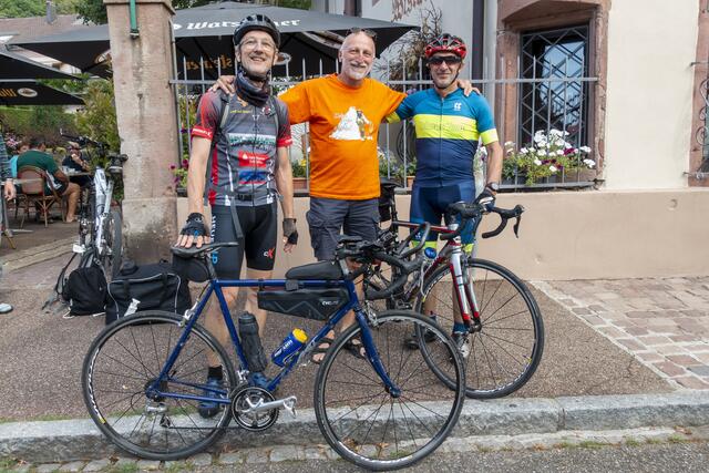 2 Radsportler des Radsport-Team Kraichgau vor der Rückfahrt in die Heimat | Foto: Öfner