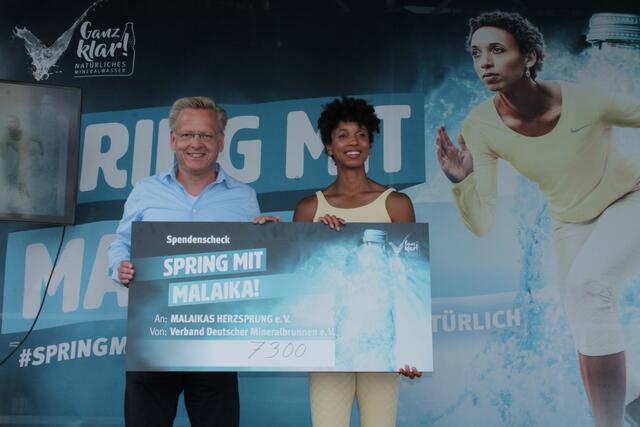 Der Deutsche Mineralwasserverband überreichte Malaika Mihambo einen Spendenscheck in Höhe von 7.300 Euro | Foto: Michael Sonnick