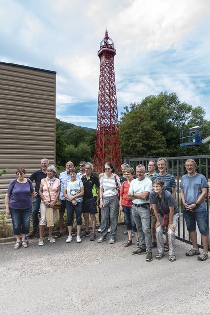 Gruppe vor Nachbau | Foto: Öfner