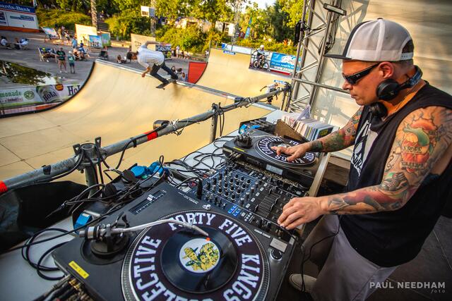 Die DJ-Bühne findet Ihr auch im kostenlosen Bereich von das FEST Karlsruhe | Foto: Paul Needham