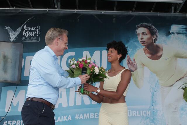 Malaika Mihambo bekam Blumen überreicht | Foto: Michael Sonnick