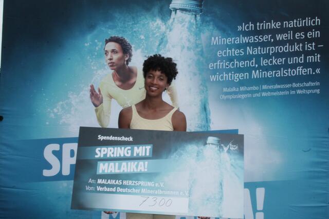 Malaika Mihambos erhielt für Ihren Verein „Malaikas Herzsprung e. V.“ einen Spendenscheck über 7.300 Euro | Foto: Michael Sonnick