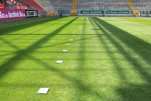 Genau geplant und strukturiert: Zettel auf dem Rasen gaben vor, wo sich welcher Spieler oder Betreuer aufzustellen hat | Foto: Katharina Schmitt