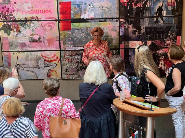 Aufgrund ihrer überwältigenden Resonanz, die das interessierte Publikum im Kreishaus in ihren Bann zog, wird die Ausstellung nun um zehn Tage verlängert. Noch bis zum 31. Juli haben Besucher die Möglichkeit, die faszinierenden Werke zu erleben. Im Bild: Künstlerin Anja Roth führt das interessierte Publikum durch die Ausstellung. | Foto: Z. Haggag