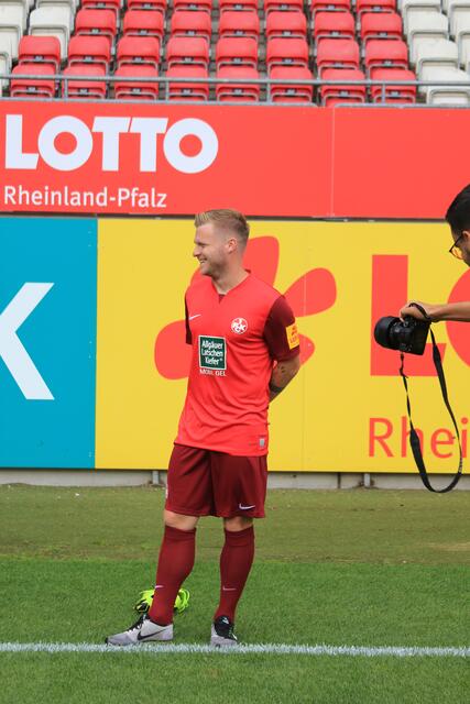 Kurze Schnappschüsse zur Kameraeinstellung: Vor den Einzelporträts werden die Kameras nochmal umgestellt | Foto: Katharina Schmitt