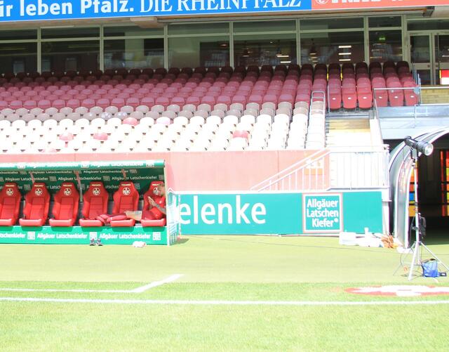 Dann erstmal Pause: Tymoteusz Puchacz entspannt sich auf der Auswechselbank | Foto: Katharina Schmitt