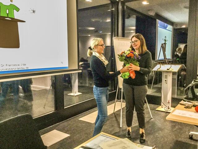 Stadtbeauftragte für Ehrenamt, Angelika Kemmler, überreicht zum Abschluss eines Seminars an der Universität Koblenz-Landau im Jahr 2019 Blumen an die Seminarleiterin, Frau Prof. Dr. Francesca Vidal. | Foto: Z. Haggag