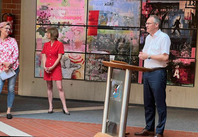 Landrat Dietmar Seefeldt eröffnete die Ausstellung am 11. Juni 2023. Im Bild von links nach rechts: die Künstlerin Anja Roth und Kunsthistorikerin Simone Dietz aus Karlsruhe. | Foto: Z. Haggag