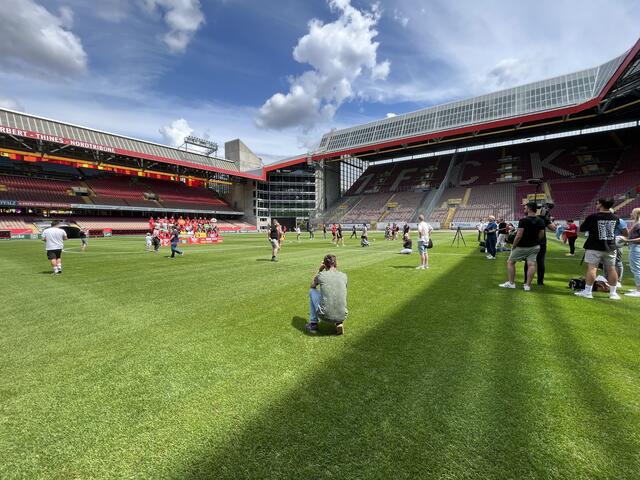 Viel Arbeit im Hintergrund: Während die Journalisten und Fotografen filmen und fotografieren, hat das Team rund um den FCK den Tag perfekt durchgetaktet | Foto: Katharina Schmitt