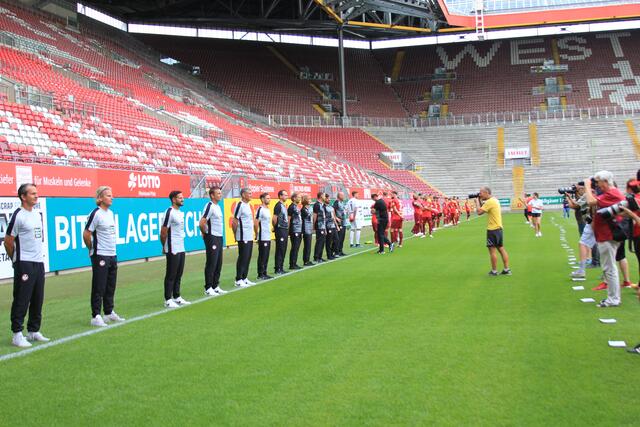 "Hallo" und "Danke": Der Linie entlang konnten von jedem Teammitglied Fotos gemacht werden | Foto: Katharina Schmitt