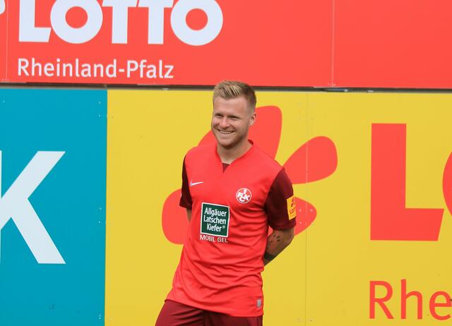 Auch in der neuen Saison der Kapitän der Roten Teufel: Jean Zimmer vor den Einzelporträts | Foto: Katharina Schmitt