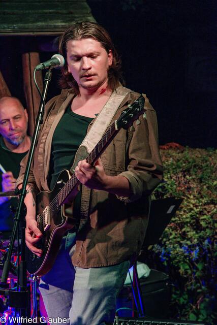 Special Guest: Marian Bellaire (Giotarre, Gesang) | Foto: Wilfried Glauber