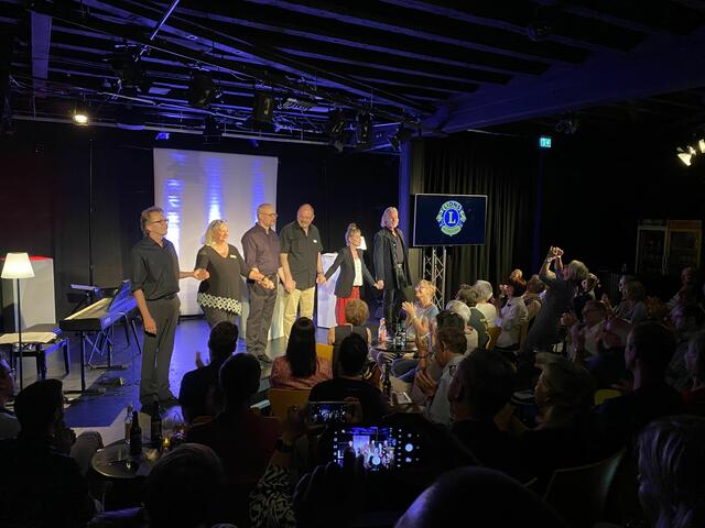 Die Künstlerinnen und Künstler sowie die Programmgestalter nehmen den Applaus des Publikums entgegen. | Foto: Lions Club Karlsruhe-Mitte